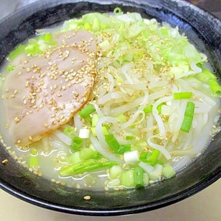 もやし・キャベツの豚骨インスタントラーメン